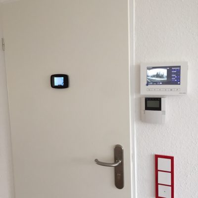 Haustür mit Videotüröffner in der Demenzwohngruppe und Demenzwohngemeinschaft Gladbeck Hammerstr
