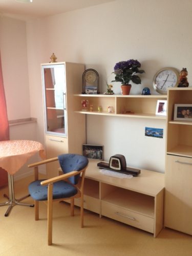 Zimmer mit Regalwand in der Demenzwohngruppen und Demenzwohngemeinschaften Wuppertal Sternenberg