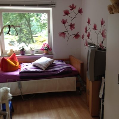 Einzelzimmer mit Bett in der Demenzwohngruppe und Demenzwohngemeinschaft Dortmund Adalbertstr